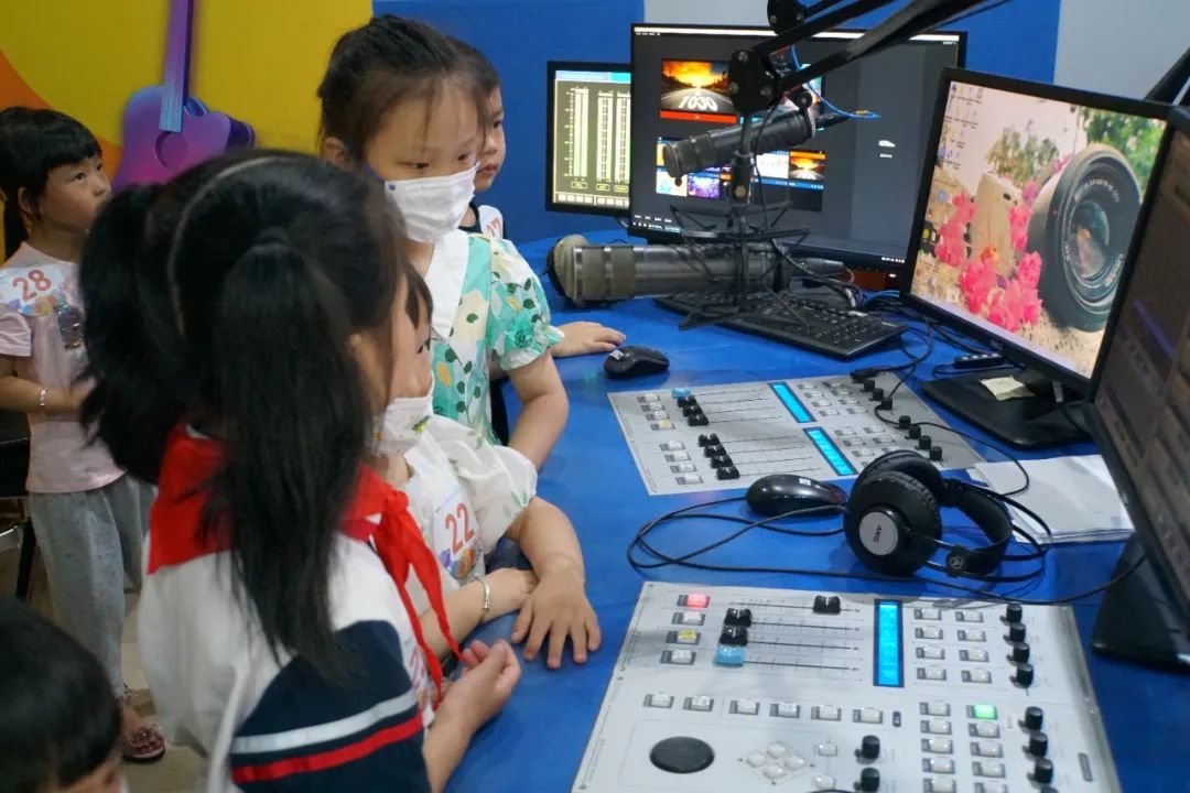 我是小主播走进电视台小主持人研学之旅今日进行