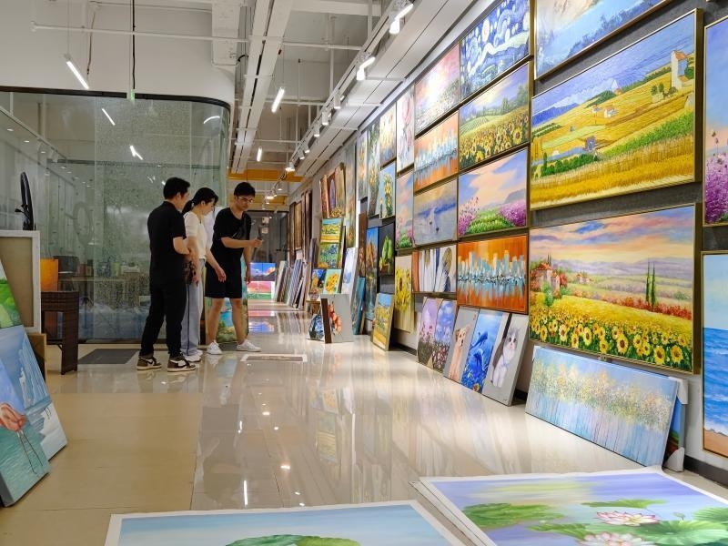 据了解,在莆田国际油画城,已有为数众多的油画企业利用直播电商渠道