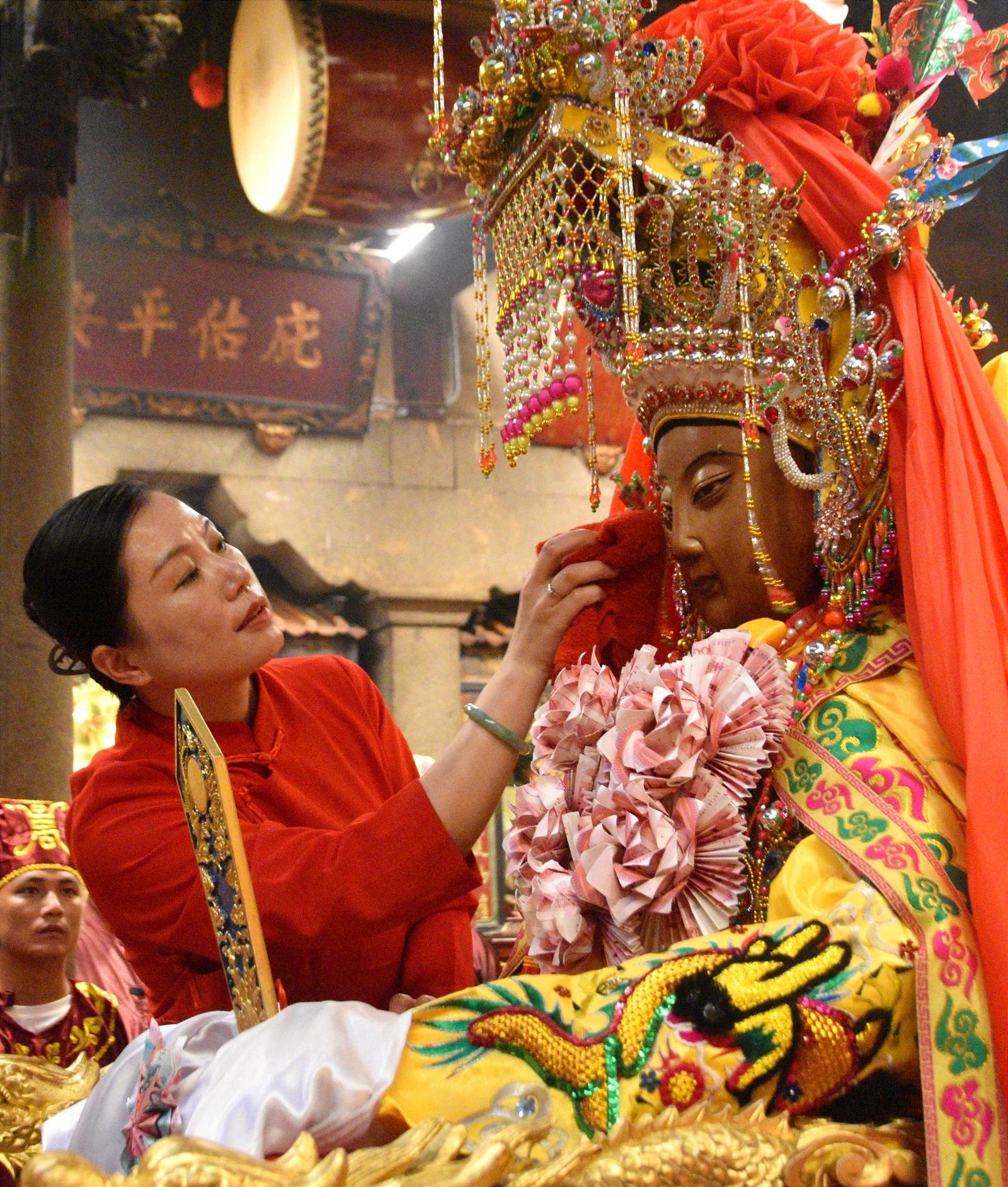 湄洲岛烟花璀璨迎接妈祖金身回銮